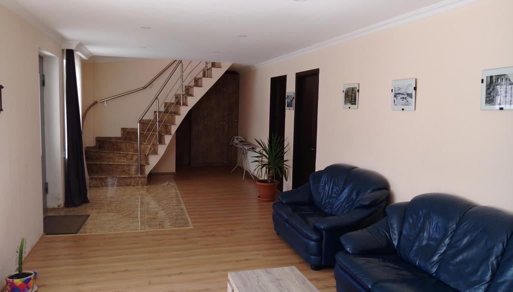 Guest House Qubi Kazbegi Ngoại thất bức ảnh