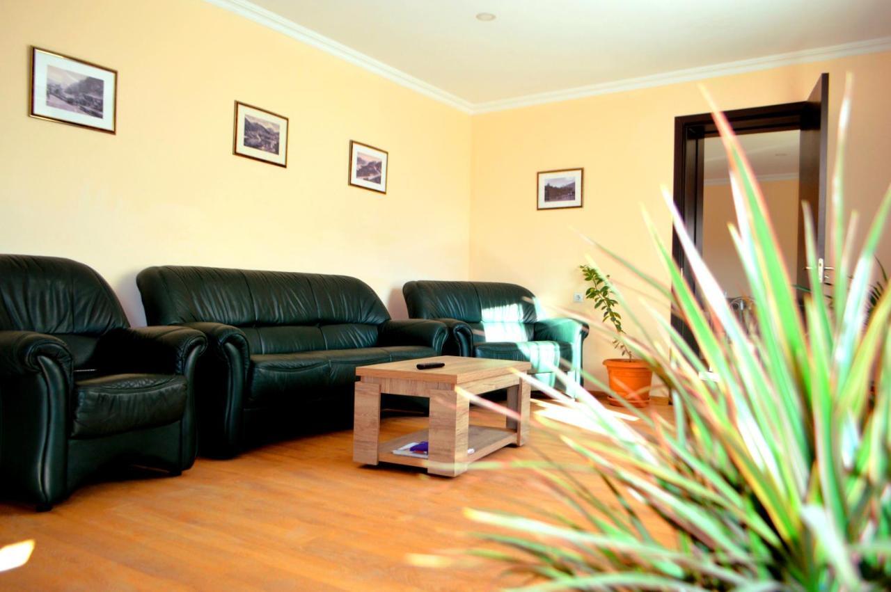 Guest House Qubi Kazbegi Ngoại thất bức ảnh